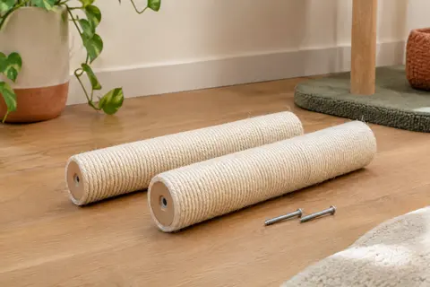 Deux poteaux de rechange en sisal clair avec leurs vis, présentés dans un intérieur lumineux