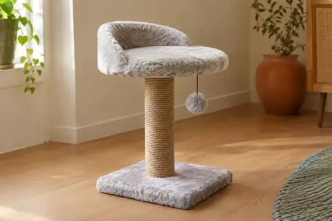 Petit arbre à chat gris avec griffoir en jute, plateforme en peluche et pompon suspendu.